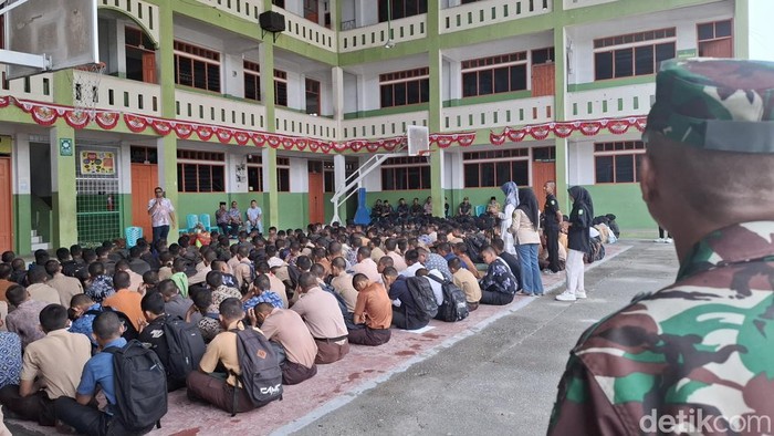 Kasubdit Ditresnarkoba Polda Riau, AKBP Boby Putra Sebayang saat sosialisasi di SMK Taruna Satria, Pekanbaru. (Raja Adil Siregar/detikSumut)