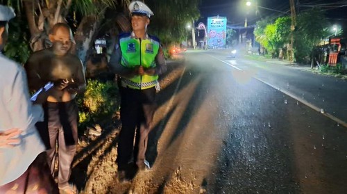 Polisi melakukan olah TKP kecelakaan maut terjadi di Jalan Raya Singaraja - Gilimanuk, Desa Sumberkima, Kecamatan Gerokgak, Kabupaten Buleleng, Bali Rabu (25/9/2024). (Dok. Polres Buleleng)