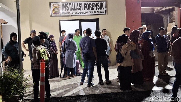 Keluarga korban mahasiswi menunggu di depan Ruang Forensik RS Bhayangkara Palembang