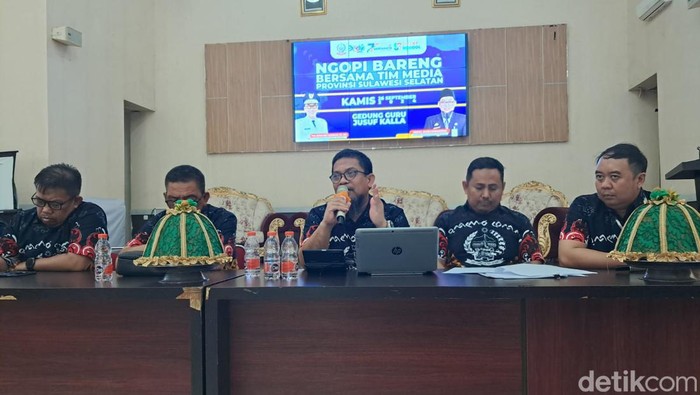 Kepala Dinas Pendidikan Sulsel Iqbal Djamaluddin (tengah).