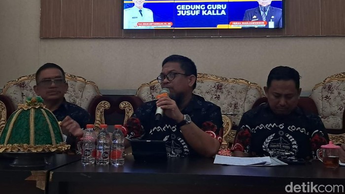 Kepala Dinas Pendidikan Sulsel Iqbal Djamaluddin (tengah).