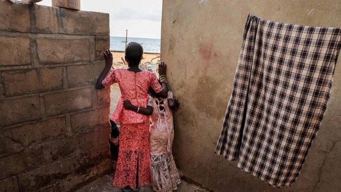 Keseruan Warga Senegal Nonton Pertandingan Sepakbola Girls watch from afar a soccer game between two teams from the neighborhood in Toubab Dialaw on the outskirts of Dakar, Senegal, September 25, 2024.REUTERS/Zohra Bensemra TPX IMAGES OF THE DAY