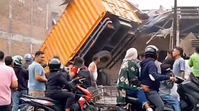 Kondisi truk yang nyungsep usai menabrak warga dan rumah di Deli Serdang. (Foto: Istimewa)