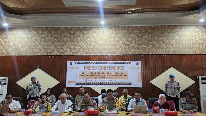 Konferensi Pers Hasil Ekshumasi Jenazah Afif Maulana oleh Perhimpunan Dokter Forensik dan Medikolegal Indonesia (PDFMI) di Polresta Padang