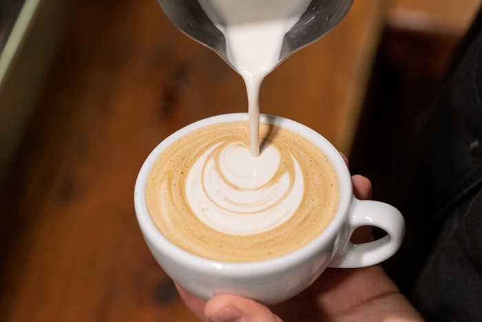 Kopi susu tanpa gula ternyata bisa meredakan nyeri sendi.