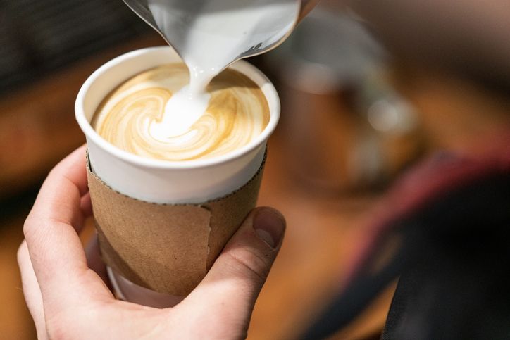 Kopi susu tanpa gula ternyata bisa meredakan nyeri sendi.