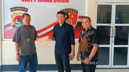 Korban penipuan saat melaporkan dugaan penipuan di Polres Lombok Tengah. (Yan Mengandar)