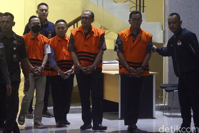 (Kiri-kanan) anggota DPRD Kota Bandung Riantono, anggota DPRD Kota Bandung 2019-2024 Ferry Cahyadi, Wakil Ketua 2 DPRD Kota Bandung Achmad Nugraha dan mantan Sekda Kota Bandung Ema Sumarna berjalan beriringan untuk dihadirkan dalam konferensi pers di Gedung Komisi Pemberantasan Korupsi (KPK), Jl Kuningan Persada, Jakarta, Kamis (26/9/2024). KPK menahan keempatnya sebagai tersangka atas pengembangan perkara OTT Walikota Bandung yang terlibat perkara suap pada penyelenggaraan program Bandung Smart City.
