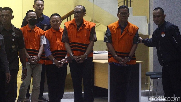 (Kiri-kanan) anggota DPRD Kota Bandung Riantono, anggota DPRD Kota Bandung 2019-2024 Ferry Cahyadi, Wakil Ketua 2 DPRD Kota Bandung Achmad Nugraha dan mantan Sekda Kota Bandung Ema Sumarna berjalan beriringan untuk dihadirkan dalam konferensi pers di Gedung Komisi Pemberantasan Korupsi (KPK), Jl Kuningan Persada, Jakarta, Kamis (26/9/2024). KPK menahan keempatnya sebagai tersangka atas pengembangan perkara OTT Walikota Bandung yang terlibat perkara suap pada penyelenggaraan program Bandung Smart City.