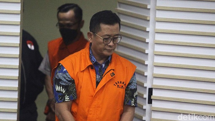 (Kiri-kanan) anggota DPRD Kota Bandung Riantono, anggota DPRD Kota Bandung 2019-2024 Ferry Cahyadi, Wakil Ketua 2 DPRD Kota Bandung Achmad Nugraha dan mantan Sekda Kota Bandung Ema Sumarna berjalan beriringan untuk dihadirkan dalam konferensi pers di Gedung Komisi Pemberantasan Korupsi (KPK), Jl Kuningan Persada, Jakarta, Kamis (26/9/2024). KPK menahan keempatnya sebagai tersangka atas pengembangan perkara OTT Walikota Bandung yang terlibat perkara suap pada penyelenggaraan program Bandung Smart City.