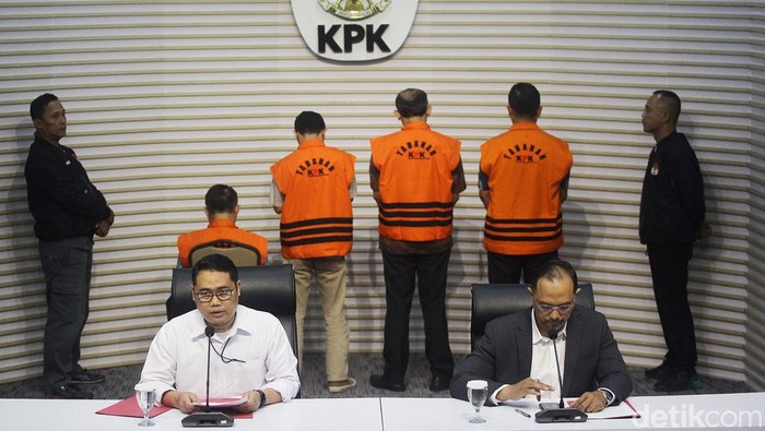 (Kiri-kanan) anggota DPRD Kota Bandung Riantono, anggota DPRD Kota Bandung 2019-2024 Ferry Cahyadi, Wakil Ketua 2 DPRD Kota Bandung Achmad Nugraha dan mantan Sekda Kota Bandung Ema Sumarna berjalan beriringan untuk dihadirkan dalam konferensi pers di Gedung Komisi Pemberantasan Korupsi (KPK), Jl Kuningan Persada, Jakarta, Kamis (26/9/2024). KPK menahan keempatnya sebagai tersangka atas pengembangan perkara OTT Walikota Bandung yang terlibat perkara suap pada penyelenggaraan program Bandung Smart City.