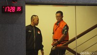 Para tersangka keluar dari ruang pemeriksaan dengan memakai rompi oranye, Kamis (26/9/2024).