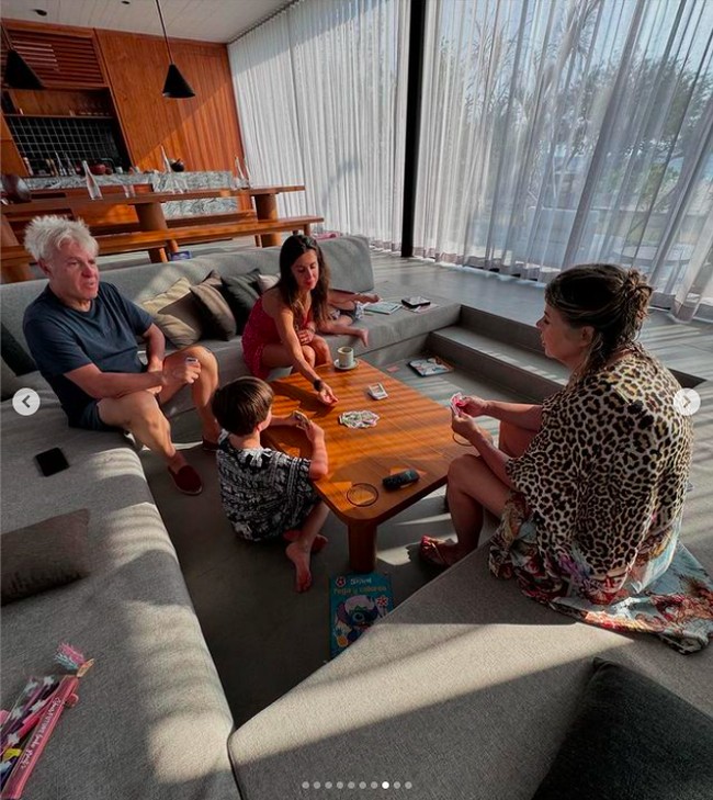 Dalam postingan, Aleix dan keluarga tampak menikmati berbagai aktivitas menarik di sana, seperti naik kapal. menyelam. dan makan enak. Laura pun terlihat menghabiskan waktu untuk bermain bersama anak-anaknya selagi memakai baju Bali. Foto: Instagram