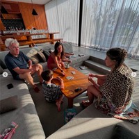 Dalam postingan, Aleix dan keluarga tampak menikmati berbagai aktivitas menarik di sana, seperti naik kapal. menyelam. dan makan enak. Laura pun terlihat menghabiskan waktu untuk bermain bersama anak-anaknya selagi memakai baju Bali. Foto: Instagram