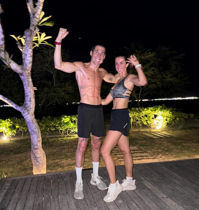 Begini gaya Aleix Esparago dan Laura Montero setelah berolahraga bersama. Dalam postingan, Aleix sempat memvideokan momennya jogging di pagi hari bareng sang istri selagi menikmati alam Lombok.Foto: Instagram