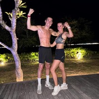 Begini gaya Aleix Esparago dan Laura Montero setelah berolahraga bersama. Dalam postingan, Aleix sempat memvideokan momennya jogging di pagi hari bareng sang istri selagi menikmati alam Lombok.Foto: Instagram