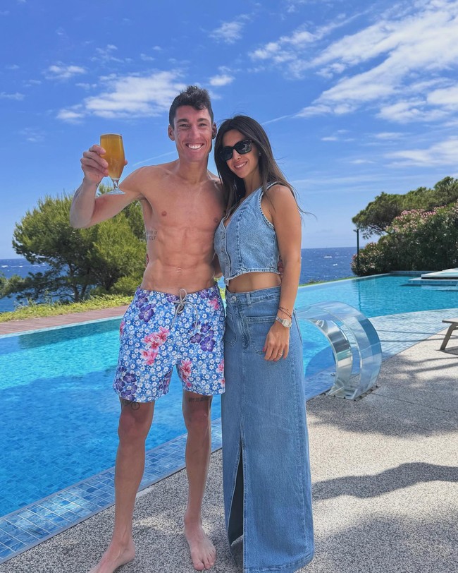 Aleix Espagaro diketahui menyempatkan diri untuk mampir di Kepulauan Gili, NTB. Ia membawa serta keluarga, termasuk istri dan anak untuk liburan sejenak selagi akan berlagi di MotoGP Mandalika.Foto: Instagram