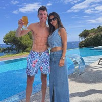 Aleix Espagaro diketahui menyempatkan diri untuk mampir di Kepulauan Gili, NTB. Ia membawa serta keluarga, termasuk istri dan anak untuk liburan sejenak selagi akan berlagi di MotoGP Mandalika.Foto: Instagram