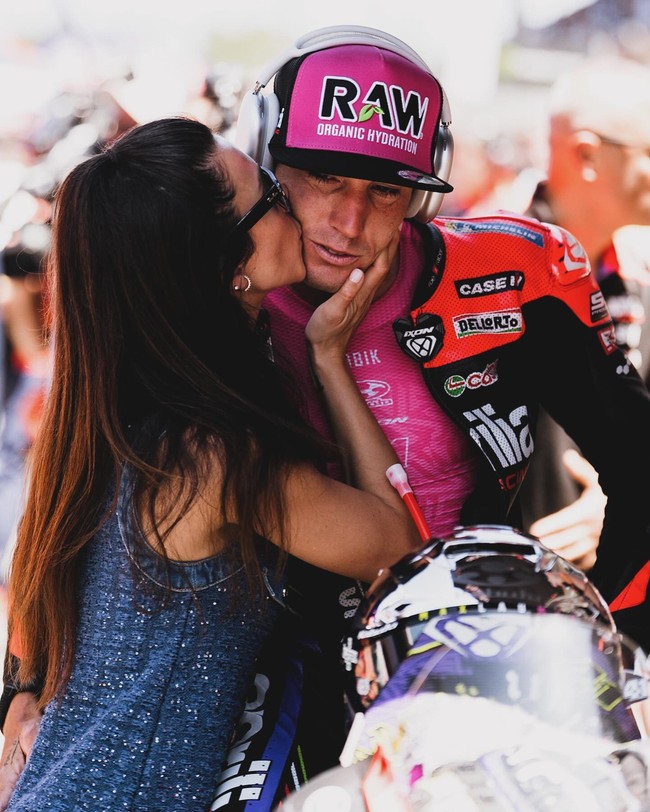 Laura memang terlihat setia menemani Aleix ke berbagai negara untuk bertanding MotoGP. Tak jarang ia juga berada di lapangan saat memberikan dukungannya kepada sang suami.Foto: Instagram