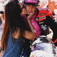 Laura memang terlihat setia menemani Aleix ke berbagai negara untuk bertanding MotoGP. Tak jarang ia juga berada di lapangan saat memberikan dukungannya kepada sang suami.Foto: Instagram