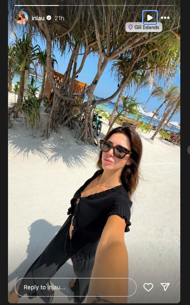 Begini selfie Laura Montero ketika menginjakkan kaki di pantai. Ia terlihat stylish mengenakan setelan hitam dan kacamata.Foto: Instagram