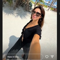 Begini selfie Laura Montero ketika menginjakkan kaki di pantai. Ia terlihat stylish mengenakan setelan hitam dan kacamata.Foto: Instagram