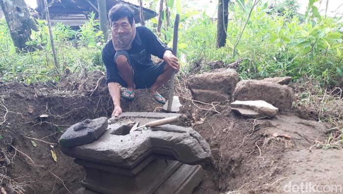 Narno Sukamto bersama warga menunjukkan temuan Yoni dan batuan candi yang diduga cagar budaya, Kamis (26/9/2024).