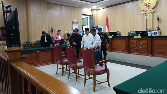 Eks Gubernur Maluku Utara Abdul Gani Kasuba saat menjalani sidang putusan di Pengadilan Negeri Ternate.