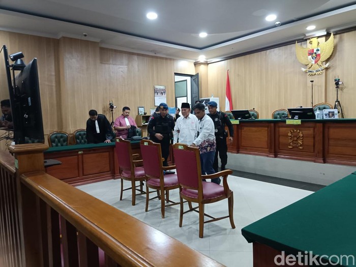 Eks Gubernur Maluku Utara Abdul Gani Kasuba saat menjalani sidang putusan di Pengadilan Negeri Ternate.