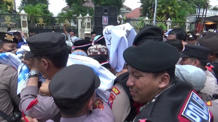 Massa pendukung caleg terpilih DPR RI demo di kantor KPU Lumajang