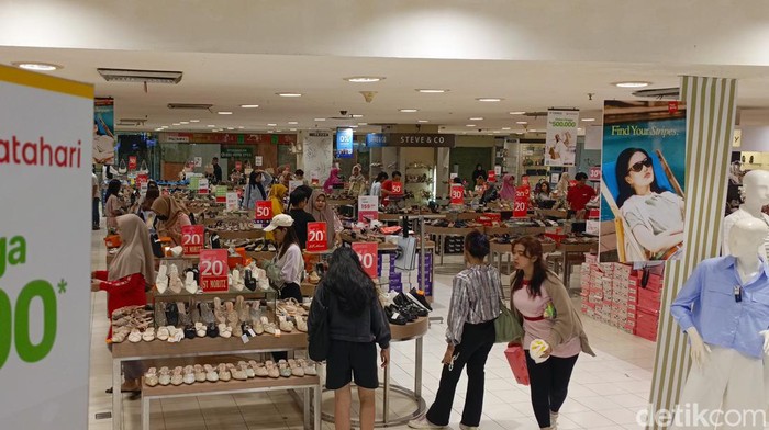 Suasana dari depan Matahari Department Store di Plaza Simpang Lima Semarang, Kamis (26/9/2024).