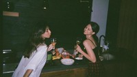 Salah satunya bersama Kiara McKenna yang juga sesama pemain series ‘Antares’. Begini momennya saat staycation dan ngemil seru. Foto: Instagram @maudyeffrosina