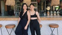 Liburan ke Bali, begini keseruan Maudy Effrosina dan temannya mampir ke warung makan. Mereka berpose di depan etalasenya. Foto: Instagram @maudyeffrosina