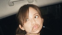 Lewat Instagram keduanya, Maudy Effrosina juga sering mengabadikan momen saat kulineran. Begini momennya saat makan di dalam mobil. Foto: Instagram @maudyeffrosina