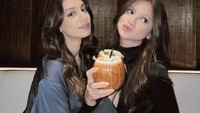 Ada juga momen Maudy Effrosina dan Kiara McKenna hangout di restoran. Begini keseruannya saat berfoto dengan minuman pesanannya. Foto: Instagram @maudyeffrosina
