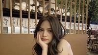 Terakhir ada keseruannya saat makan di restoran Jepang. Sembari menunggu pesanan ia berpose dengan latar tulisan Jepang. Foto: Instagram @maudyeffrosina
