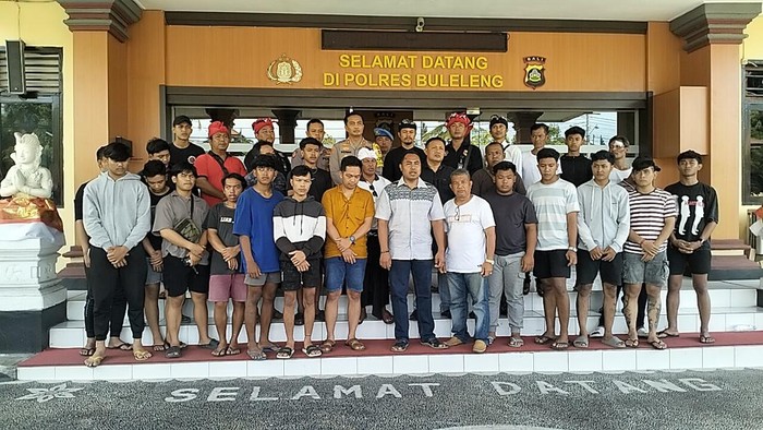 Polres Buleleng melakukan mediasi terhadap kedua pihak yang terlibat perkelahian saat Galungan. Mediasi dilakukan pada Kamis (26/9/2024).