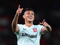 Blak-blakan Mees Hilgers soal Laga Melawan MU