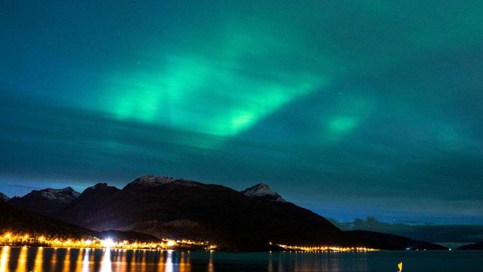 Memotret Keindahan Aurora Borealis di Norwegia The Aurora Borealis, commonly known as the Northern Lights, are seen in the sky near Tromso, Norway, on September 25, 2024. Experts forecast that the 2024-25 Solar Maximum will bring the most frequent and striking Northern Lights displays witnessed in more than ten years. (Photo by Manuel Romano/NurPhoto via Getty Images)