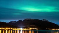 Aurora dapat terjadi di lapisan ionosfer yang diakibatkan oleh adanya interaksi yang terjadi antara medan magnet bumi dengan partikel-partikel bermuatan yang dipancarkan oleh matahari. Sebagai fenomena langit yang terjadi di antara medan magnet Bumi, maka kemunculannya hanya terjadi di dua wilayah yang ada di dunia ini.  