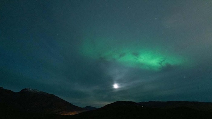 Memotret Keindahan Aurora Borealis di Norwegia The Aurora Borealis, commonly known as the Northern Lights, are seen in the sky near Tromso, Norway, on September 25, 2024. Experts forecast that the 2024-25 Solar Maximum will bring the most frequent and striking Northern Lights displays witnessed in more than ten years. (Photo by Manuel Romano/NurPhoto via Getty Images)