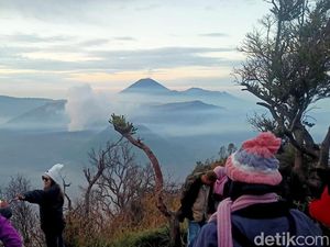 Menikmati Sunrise Bromo dari Bukit Perahu