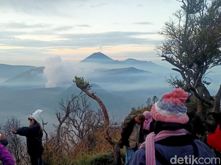 Menikmati Sunrise Bromo dari Bukit Perahu