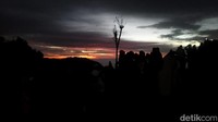 Setelah perjalanan menembus kegelapan, saatnya menanti sunrise di Bukit Perahu. Lokasi ini sudah masuk wilayah Pasuruan yakni berada di Gunung Penanjakan.