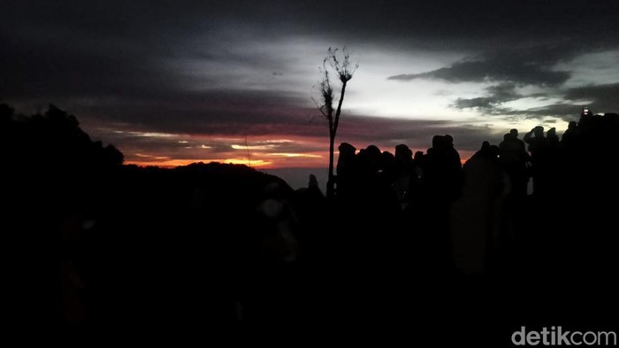 Menikmati Sunrise dari Bukit Perahu Bromo