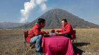 Pengunjung juga bisa menikmati sarapan pagi ditengah hamparan pasir dengan pemandangan Bromo dan Gunung Bathok.
