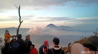 Puluhan turis asing dari Eropa hingga Cina turut berburu sunrise di Bukit Perahu.