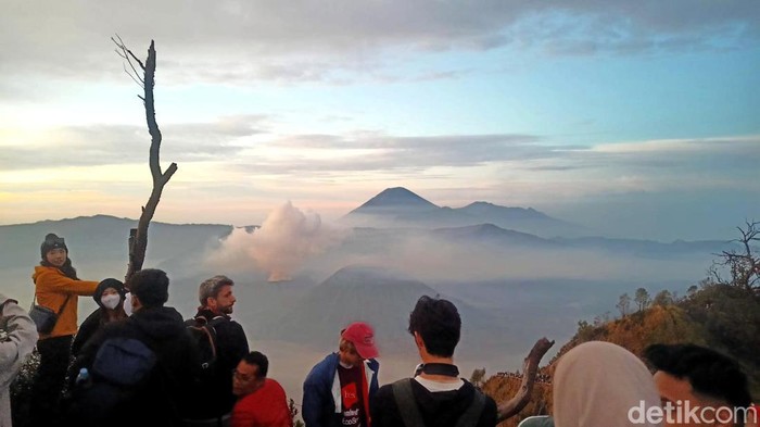 Menikmati Sunrise dari Bukit Perahu Bromo