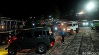 Perjalanan dari Surabaya via Sukapura, Probolinggo naik bus. Dari bus pindah ke jip di Parkiran Lava Hills Sukapura.