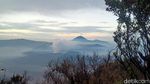 Menikmati Sunrise Bromo dari Bukit Perahu
